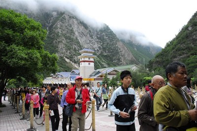 九寨溝單日游客破2萬(wàn)，景區(qū)管理如何應(yīng)對(duì)春游高峰？